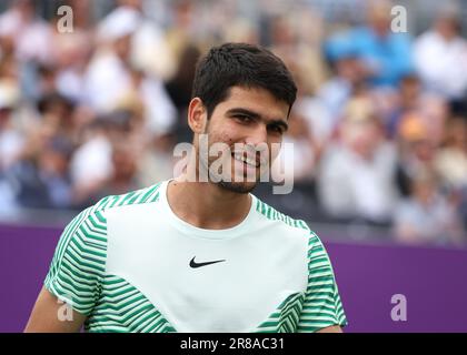 20. Juni 2023; Cinch Championships, Queens Club, West Kensington, London, England: Cinch Championships Queens Club, Tag 2; Carlos Alcaraz (ESP) lächelt seinen Trainern zu Stockfoto