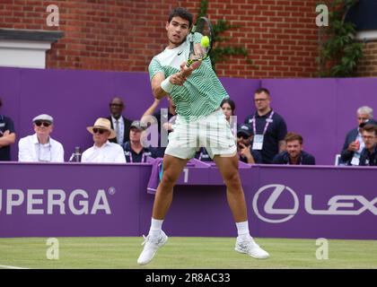 20. Juni 2023; Cinch Championships, Queens Club, West Kensington, London, England: Cinch Championships Queens Club, Tag 2; Carlos Alcaraz (ESP) mit Rückhand zu Arthur Rinderknech (FRA) Stockfoto