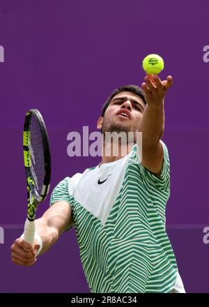 20. Juni 2023; Cinch Championships, Queens Club, West Kensington, London, England: Cinch Championships Queens Club, 2. Tag; Carlos Alcaraz (ESP) serviert Arthur Rinderknech (FRA) Stockfoto