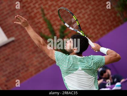 20. Juni 2023; Cinch Championships, Queens Club, West Kensington, London, England: Cinch Championships Queens Club, 2. Tag; Carlos Alcaraz (ESP) serviert Arthur Rinderknech (FRA) Stockfoto
