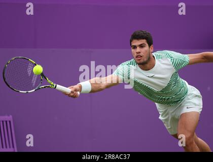 20. Juni 2023; Cinch Championships, Queens Club, West Kensington, London, England: Cinch Championships Queens Club, Tag 2; Carlos Alcaraz (ESP) mit einem Vorsprung auf Arthur Rinderknech (FRA) Stockfoto