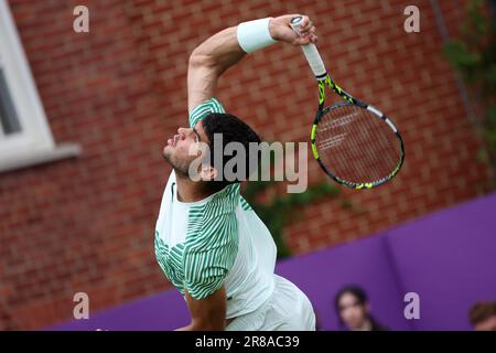 20. Juni 2023; Cinch Championships, Queens Club, West Kensington, London, England: Cinch Championships Queens Club, 2. Tag; Carlos Alcaraz (ESP) serviert Arthur Rinderknech (FRA) Stockfoto