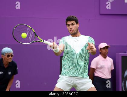 20. Juni 2023; Cinch Championships, Queens Club, West Kensington, London, England: Cinch Championships Queens Club, Tag 2; Carlos Alcaraz (ESP) mit einem Vorsprung auf Arthur Rinderknech (FRA) Stockfoto