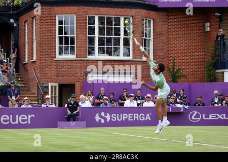 20. Juni 2023; Cinch Championships, Queens Club, West Kensington, London, England: Cinch Championships Queens Club, 2. Tag; Carlos Alcaraz (ESP) serviert Arthur Rinderknech (FRA) Stockfoto