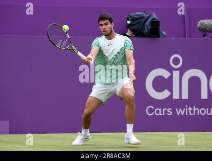 20. Juni 2023; Cinch Championships, Queens Club, West Kensington, London, England: Cinch Championships Queens Club, Tag 2; Carlos Alcaraz (ESP) mit einem Vorsprung auf Arthur Rinderknech (FRA) Stockfoto