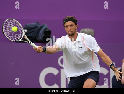 20. Juni 2023; Cinch Championships, Queens Club, West Kensington, London, England: Cinch Championships Queens Club, Tag 2; Arthur Rinderknech (FRA) mit einem Vorsprung auf Carlos Alcaraz (ESP) Stockfoto
