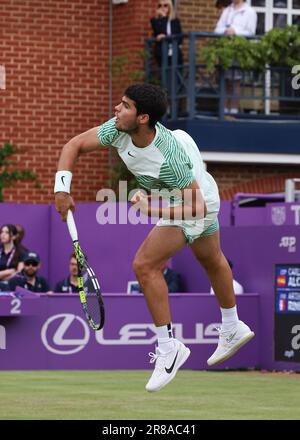20. Juni 2023; Cinch Championships, Queens Club, West Kensington, London, England: Cinch Championships Queens Club, 2. Tag; Carlos Alcaraz (ESP) serviert Arthur Rinderknech (FRA) Stockfoto
