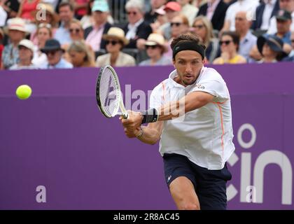 20. Juni 2023; Cinch Championships, Queens Club, West Kensington, London, England: Cinch Championships Queens Club, Tag 2; Arthur Rinderknech (FRA) mit Rückhand zu Carlos Alcaraz (ESP) Stockfoto