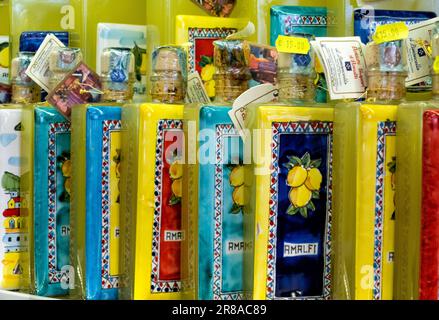 Farbenfrohe Flaschen Limoncello aus Amalfi, Salerno, Kampanien, Italien Stockfoto