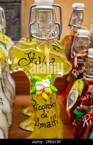 Ungewöhnlich geformte Flasche Limoncello, Amalfiküste, Salerno, Kampanien, Italien Stockfoto