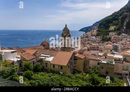 Blick auf die Stadt Amalfi mit dem Turm der Kathedrale von St. Andrew, Salerno, Kampanien, Italien Stockfoto