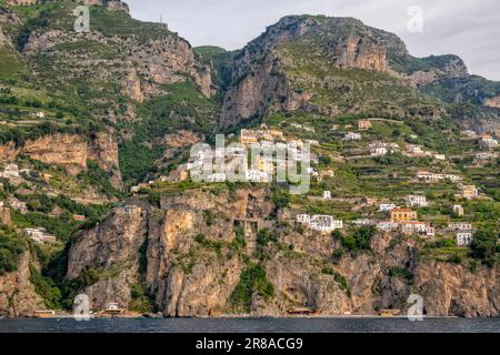 Offshore-Ansicht der Amalfiküste in der Nähe von Amalfi-Stadt, Salerno, Campanis, Italien Stockfoto