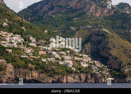 Offshore-Ansicht der Amalfiküste in der Nähe von Amalfi-Stadt, Salerno, Campanis, Italien Stockfoto