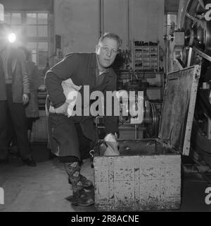 Aktuell 6-2-1960: Geburt und Tod der Krone Aktuell folgte dem Erstellungsprozess eines Kronenstücks in Mynta. Foto: Ivar Aaserud / Aktuell / NTB ***FOTO NICHT ABGEBILDET*** Stockfoto