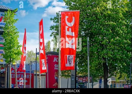 Berlin - 7. Mai 2023: Straßenwerbung in einem KFC-Geschäft in Berlin. Stockfoto