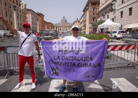 Rom, Italien. 20. Juni 2023. Eine Gruppe kubanischer Aktivisten protestiert in der Nähe der Vatikanstadt gegen den Besuch des Präsidenten der Republik Kuba Miguel DÃ-az-Canel BermÃºdez im Vatikan. (Kreditbild: © Matteo Nardone/Pacific Press via ZUMA Press Wire) NUR REDAKTIONELLE VERWENDUNG! Nicht für den kommerziellen GEBRAUCH! Stockfoto