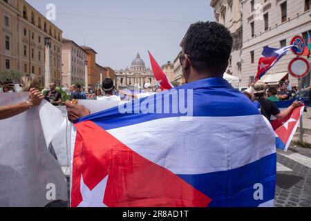 Rom, Italien. 20. Juni 2023. Eine Gruppe kubanischer Aktivisten protestiert in der Nähe der Vatikanstadt gegen den Besuch des Präsidenten der Republik Kuba Miguel DÃ-az-Canel BermÃºdez im Vatikan. (Kreditbild: © Matteo Nardone/Pacific Press via ZUMA Press Wire) NUR REDAKTIONELLE VERWENDUNG! Nicht für den kommerziellen GEBRAUCH! Stockfoto