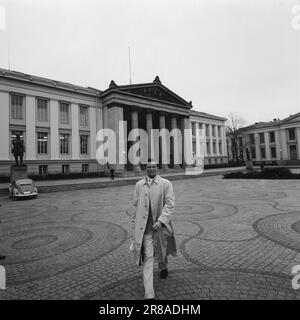 Aktuell 3-11-1960: Auf der Flucht vor Hass Südafrikas verfolgte die Gestapo den 23-jährigen Hans Beukes aus einem einzigen Grund durch drei Länder: Er ist farbig. Aber Beukes entkam, und vom UN-Podium ließ er die ganze Welt auf ihn hören. Nach vielen Abenteuern fand er einen Zufluchtsort in Oslo. Foto: Aage Storløkken / Aktuell / NTB ***FOTO NICHT VERARBEITET*** Stockfoto