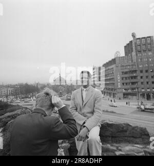 Aktuell 3-11-1960: Auf der Flucht vor Hass Südafrikas Gestapo verfolgte den 23-jährigen Hans Beukes aus einem einzigen Grund durch drei Länder: Er ist farbig. Aber Beukes entkam, und vom UN-Podium ließ er die ganze Welt auf ihn hören. Nach vielen Abenteuern fand er einen Zufluchtsort in Oslo. Foto: Aage Storløkken / Aktuell / NTB ***FOTO NICHT VERARBEITET*** Stockfoto