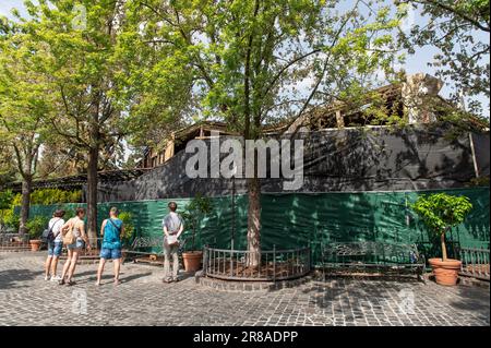 Rost, Deutschland. 20. Juni 2023. Zäune wurden auf dem Gelände des Europa-Parks nach einem Brand repariert. Das Feuer war am Montagnachmittag in einem Technikraum der Attraktion „Yomi Magic World of Diamonds“ ausgebrochen. Kredit: Silas Stein/dpa/Alamy Live News Stockfoto