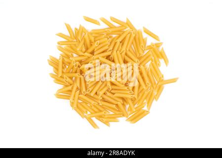 Ein Haufen getrockneter Makkaroni auf weißem Hintergrund im Studio Stockfoto