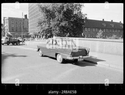 Aktuell 41-1-1960: Die Autoparade Zurzeit werden Autos in vier Preisklassen präsentiert: Unter 15.000 NOK 15.000 NOK – 18.000 NOK 18.000 – 24.000 NOK über 24.000 NOK wurde der Vauxhall Victor Standard plötzlich billiger, und einer der Gründe war wahrscheinlich auch, dass ein neues Modell heute marktreif ist. Aber die Verbesserungen sind nicht bedeutsamer als die Tatsache, dass sich viele Menschen für das aktuelle Modell interessieren werden, das ein komfortables und gut ausgestattetes Familienauto ist. Er hat 4 Türen, Platz für 5,55 PS SAE im Motor, die Reifen sind 5,60x13 groß, das Gewicht beträgt 975 kg Stockfoto