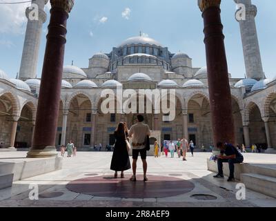Touristen im Innenhof alias Sahn der Suleymaniye Moschee, Istanbul, Türkei Stockfoto