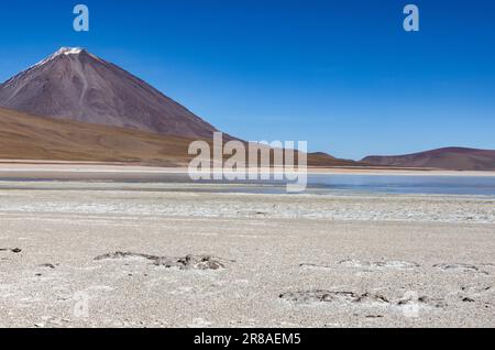 Malerische Laguna Verde mit Vulkan Licancabur, nur ein natürlicher Anblick auf der malerischen Lagunenroute durch den bolivianischen Altiplano Stockfoto