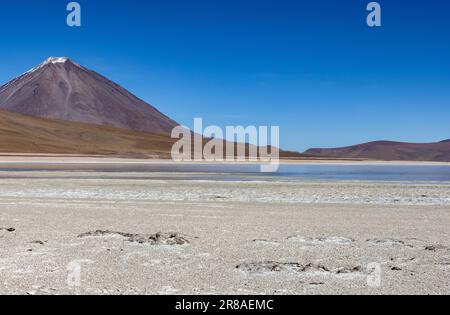 Malerische Laguna Verde mit Vulkan Licancabur, nur ein natürlicher Anblick auf der malerischen Lagunenroute durch den bolivianischen Altiplano Stockfoto