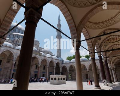 Suleymaniye Moschee und ihr Sahn aka Innenhof mit Touristen, Istanbul, Türkei Stockfoto