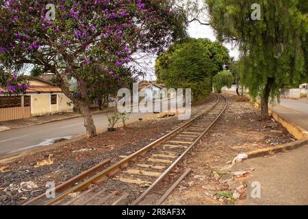 Catalao, Goias, Brasilien – 16. Juni 2023: Ein Abschnitt von Lokomotivstrecken zwischen Bäumen in der Stadt Catalao in Goias. Stockfoto