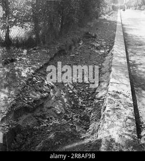 Aktuell 18-1950: Sintflut in SandefjordVestfold kam direkt in die Mitte einiger der regnerischsten Wolken, die in diesem Land in diesem, dem nassesten Monat August seit vielen Jahren beobachtet wurden. Besonders schlimm war es für die Walfangstadt Sandefjord, wo vom 8. Donnerstag, den 24. August bis 8. Am nächsten Morgen 116,4 mm Niederschlag fielen. Es ist das dritte Mal in 15 Jahren, dass große Teile der unteren Stadt einer Hochwasserkatastrophe ausgesetzt waren. Foto: O. P. Jørgensen / Dimitri Koloboff / Arne Kjus / Aktuell / NTB Stockfoto