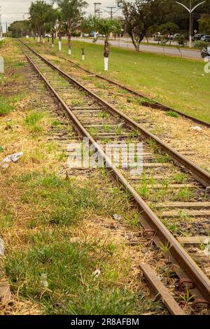 Catalao, Goias, Brasilien – 16. Juni 2023: Details der Lokomotivstrecken auf einem Abschnitt innerhalb der Stadt Catalão. Stockfoto