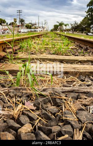 Catalao, Goias, Brasilien – 16. Juni 2023: Details der Lokomotivstrecken auf einem Abschnitt innerhalb der Stadt Catalão. Stockfoto