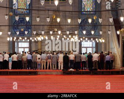 Männer beten zusammen in der Suleymaniye-Moschee in Stanbul, Türkei Stockfoto