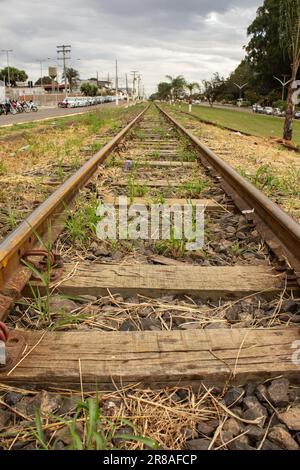 Catalao, Goias, Brasilien – 16. Juni 2023: Details der Lokomotivstrecken auf einem Abschnitt innerhalb der Stadt Catalão. Stockfoto