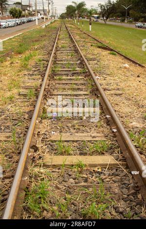 Catalao, Goias, Brasilien – 16. Juni 2023: Details der Lokomotivstrecken auf einem Abschnitt innerhalb der Stadt Catalão. Stockfoto