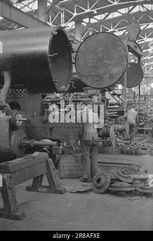 Derzeit 21-3-1947: Grorud Railway WorkshopDie toten Zugtiere, die fünf Jahre lang besetzt waren, forderten einen hohen Tribut bei allen Arten von Eisenbahnausrüstung. Die Deutschen haben nicht gerade Lokomotiven und Wagen ausgetauscht und Ersatzteile waren extrem schwer zu beschaffen. Es ist das Problem der Traktionsleistung, das die Eisenbahn vor allem daran gehindert hat, die Bahnreisenden in der gewünschten Weise zu bedienen. Wenn Sie die gigantische Halle von Grorud betreten, haben Sie keinen Zweifel, dass es sich um eine Eisenbahnwerkstatt handelt. Überall sind Lokomotivteile und große Räder. Foto: Th. Skotaam/Aktuell/NTB ***FOTO NICHT IMAG Stockfoto