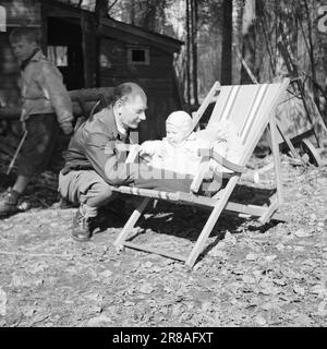 Tatsächlich 9-1-1947: Einar Gerhardsen unterhielt sich am 10. Mai informell mit Premierminister Einar Gerhardsen, der am 50. Mai wird, und in diesem Fall hat "Aktuell" ihn in seinem Versteck, dem Cottage "Kristi Rolighet" in Bærum, gesucht. Redakteur per Bratland beschreibt das Leben dort draußen in Text und Bildern. In einem Gespräch mit dem Jubiläum werden die größten politischen Probleme angesprochen. Little Rune, 10 Monate, und das Lieblingslied der ganzen Familie, wird in einer Sonnenliege in der Mitte der Sonnenwand platziert, nachdem er morgens ein Nickerchen gemacht hat, während sein Vater über Politik sprach. Vater Stockfoto