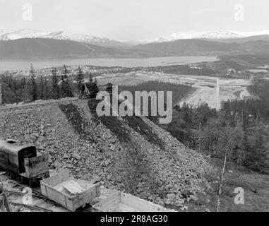 Strom 14-1950: Jernverket in Mo i Rana. Weit über 800 Männer sind dabei, das Eiserne Werk in Mo i Rana zu errichten, und die Arbeit schreitet schnell voran. Blühende Minenschüsse, sauerstoffreiches Wasser aus Kompressionsbohrern und massivem Gestein massenlassen die Luft zittern und zittern, und unten im Berg kreuzen sich die Tunnel. Es wurde viel getan, aber es bleibt noch viel zu tun. Foto: Sverre A. Børretzen / Aktuell ***Foto nicht fotobearbeitet*** Stockfoto