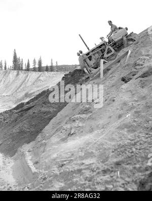 Strom 14-1950: Jernverket in Mo i Rana. Weit über 800 Männer sind dabei, das Eiserne Werk in Mo i Rana zu errichten, und die Arbeit schreitet schnell voran. Blühende Minenschüsse, sauerstoffreiches Wasser aus Kompressionsbohrern und massivem Gestein massenlassen die Luft zittern und zittern, und unten im Berg kreuzen sich die Tunnel. Es wurde viel getan, aber es bleibt noch viel zu tun. Foto: Sverre A. Børretzen / Aktuell ***Foto nicht fotobearbeitet*** Stockfoto