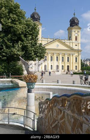 Debrecen, Ungarn - 18. Juni 2023: Ein Spaziergang im Zentrum von Debrecen im Nordosten Ungarns an einem sonnigen Frühlingstag. Große, Reformierte Kirche. Auswählen Stockfoto