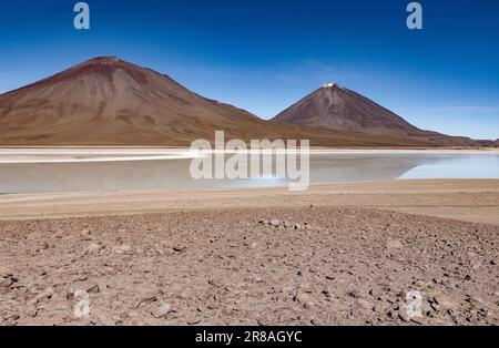 Malerische Laguna Verde mit Vulkan Licancabur, nur ein natürlicher Anblick auf der malerischen Lagunenroute durch den bolivianischen Altiplano Stockfoto