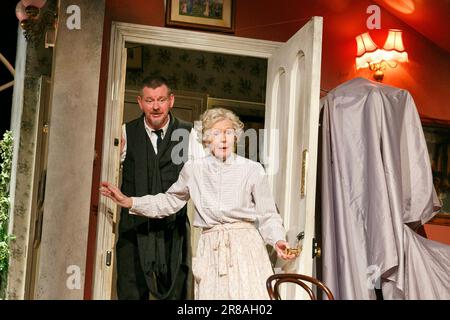 John Gordon Sinclair (Professor Marcus), Angela Thorne (Frau Wilberforce) in THE LADYKILLERS at the Vaudeville Theatre, London WC2 09/07/2013 New Bühnenadaptation von Graham Linehan Design: Michael Taylor Beleuchtung: James Farncombe Regisseur: Sean Foley Stockfoto