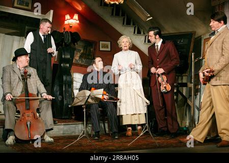 l-r: Chris McCalphy (One-Round), John Gordon Sinclair (Professor Marcus), Con O'Neill (Louis), Angela Thorne (Mrs. Wilberforce), Ralf Little (Harry), Simon Day (Major Courtney) in DEN LADYKILLERS am Vaudeville Theatre, London WC2 09/07/2013, neue Bühnenadaptation von Granham Taylor Linehan: James Folcombe, Regisseur: James Farney Linehan. Design Stockfoto