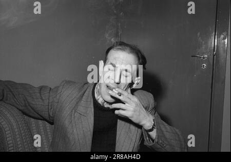 Derzeit 10-9-1960: Schwimmender Sarg Flakke repariert alte Wannen in seiner eigenen Werkstatt, die nicht den professionellen Standards entsprechen. Der Hauptzeuge in einem möglichen Fall gegen Flakke wird Alf Olsen sein, der aus Onega an Land ging und dadurch sein Leben rettete. Foto: Sverre A. Børretzen / Aktuell / NTB ***FOTO NICHT IMAGE PROCESSED*** Stockfoto