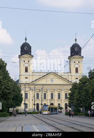 Debrecen, Ungarn - 18. Juni 2023: Ein Spaziergang im Zentrum von Debrecen im Nordosten Ungarns an einem sonnigen Frühlingstag. Große, Reformierte Kirche. Auswählen Stockfoto