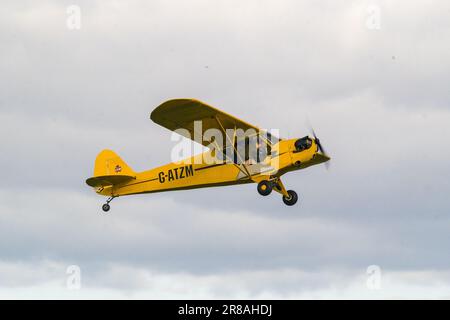 Ein Flugtag in der Shuttleworth Collection mit PIPER J3C-65 CUB, G-ATZM, Old Warden, Bedfordshire im Jahr 2009 Stockfoto