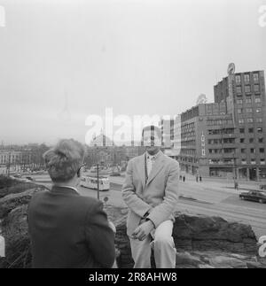 Aktuell 3-11-1960: Auf der Flucht vor Hass Südafrikas Gestapo verfolgte den 23-jährigen Hans Beukes aus einem einzigen Grund durch drei Länder: Er ist farbig. Aber Beukes entkam, und vom UN-Podium ließ er die ganze Welt auf ihn hören. Nach vielen Abenteuern fand er einen Zufluchtsort in Oslo. Foto: Aage Storløkken / Aktuell / NTB ***FOTO NICHT VERARBEITET*** Stockfoto