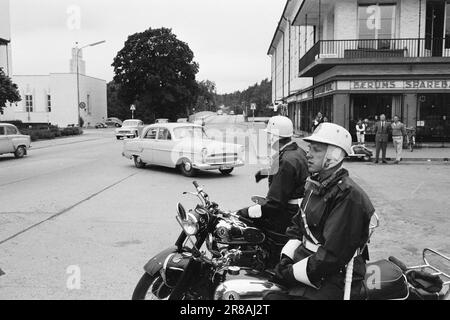 Aktuell 30-5-1960: Tod durch Geschwindigkeit GrinerSpeed Tod Grinsen hinter dem Steuer. Riesige Autokolossusen, wie Lokomotiven, fahren durch die dicht besiedelten Gebiete entlang der Straßen. Die Verkehrspolizei ist ständig auf der Suche und überwacht Schwertransporte mit Radar. Foto: Ivar Aaserud / Aktuell / NTB ***FOTO NICHT ABGEBILDET*** Stockfoto